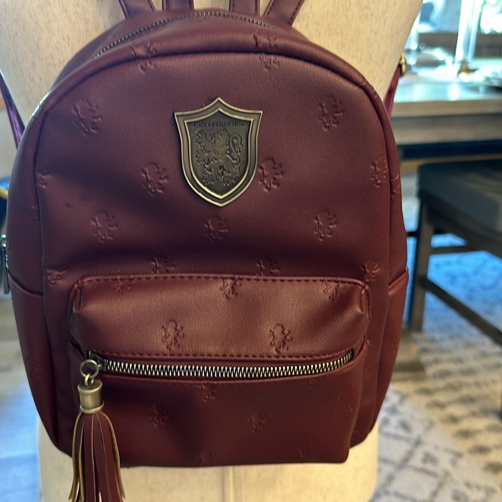 Harry Potter world burgundy Griffindor 11” backpack unused condition - Picture 6 of 10